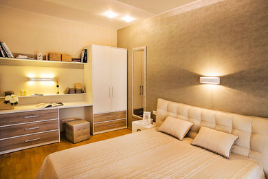 他の地域にある中くらいなトラディショナルスタイルのおしゃれな主寝室 (マルチカラーの壁、淡色無垢フローリング)