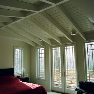 Diseño de dormitorio principal, moderno, de tamaño medio, con paredes blancas, moqueta, chimenea de esquina, marco de chimenea de madera y suelo beige