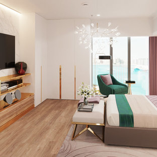 Inspiration pour une chambre design de taille moyenne avec un mur blanc, un sol en bois brun, aucune cheminée et un sol jaune.