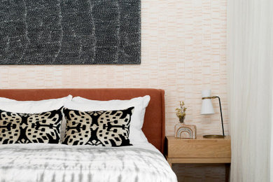 На фото: большая хозяйская спальня в современном стиле с белыми стенами, паркетным полом среднего тона и коричневым полом с