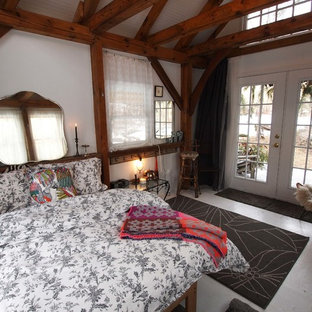 Foto de habitación de invitados rústica, pequeña, con paredes blancas y suelo de contrachapado