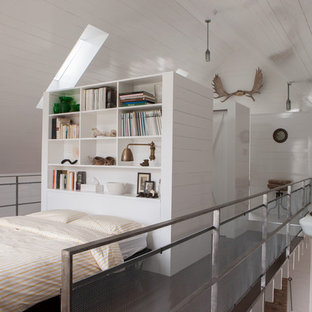 Modelo de dormitorio tipo loft, rústico, con paredes blancas