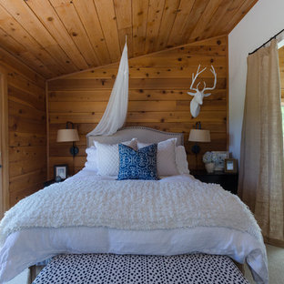 Foto de habitación de invitados rural, pequeña, sin chimenea, con paredes marrones, moqueta y suelo beige