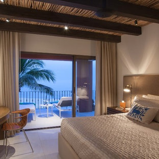 Diseño de dormitorio principal, tropical, pequeño, con paredes beige