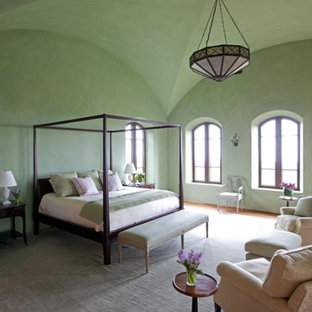 Esempio di un'ampia camera matrimoniale boho chic con pareti verdi, parquet scuro e camino classico