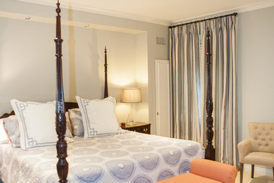 ロサンゼルスにある中くらいなトラディショナルスタイルのおしゃれな主寝室 (青い壁、カーペット敷き、標準型暖炉、タイルの暖炉まわり、ベージュの床) のインテリア