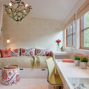 Foto de habitación de invitados bohemia, grande, sin chimenea, con paredes beige y moqueta