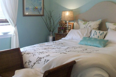 サンフランシスコにある小さなトラディショナルスタイルのおしゃれな主寝室 (青い壁、カーペット敷き) のレイアウト