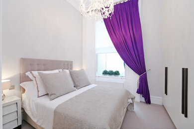 Свежая идея для дизайна: маленькая гостевая спальня (комната для гостей) в стиле неоклассика (современная классика) с бежевыми стенами, ковровым покрытием и фиолетовым полом без камина для на участке и в саду - отличное фото интерьера