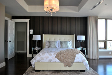 Foto de dormitorio principal actual extra grande con paredes marrones y suelo de madera oscura