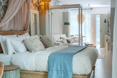 Foto de dormitorio tipo loft ecléctico de tamaño medio con paredes verdes, suelo de baldosas de porcelana y suelo marrón