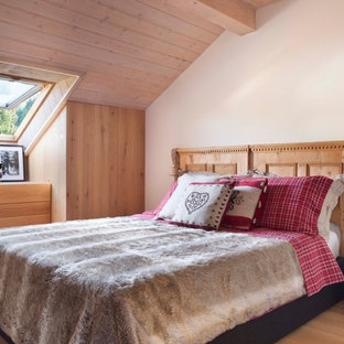 Esempio di una camera matrimoniale stile rurale di medie dimensioni con pareti bianche, parquet chiaro e pavimento beige