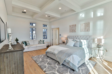 マイアミにある広いトランジショナルスタイルのおしゃれな主寝室 (白い壁、淡色無垢フローリング、暖炉なし、ベージュの床)