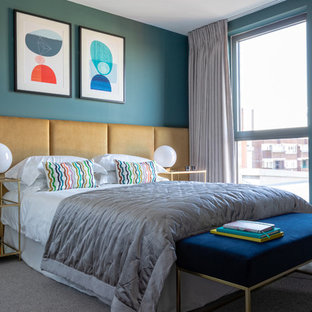 Modelo de dormitorio actual con paredes azules, moqueta y suelo gris
