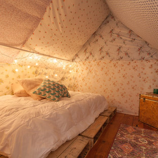 Ejemplo de dormitorio romántico con suelo de madera en tonos medios y paredes multicolor