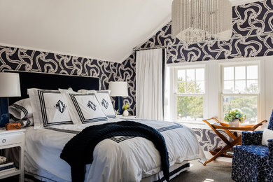 Пример оригинального дизайна: хозяйская спальня среднего размера: освещение в морском стиле с синими стенами и светлым паркетным полом