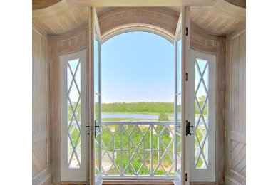 Foto de habitación de invitados de estilo de casa de campo grande con suelo de madera en tonos medios