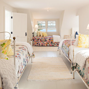 Maritimes Gästezimmer mit weißer Wandfarbe und gebeiztem Holzboden in Boston