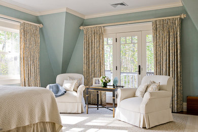 ボストンにある広いヴィクトリアン調のおしゃれな主寝室 (青い壁、濃色無垢フローリング) のレイアウト