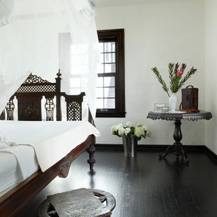 Diseño de dormitorio mediterráneo con paredes blancas, suelo de madera oscura y suelo negro