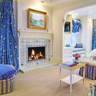 Imagen de habitación de invitados tradicional, de tamaño medio, con paredes blancas, chimenea tradicional, marco de chimenea de baldosas y/o azulejos y moqueta