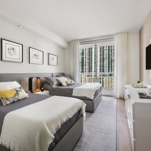 Diseño de habitación de invitados actual con paredes beige, suelo de mármol y suelo beige