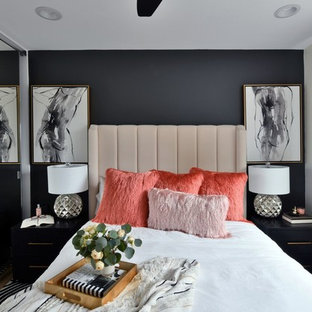 Foto de dormitorio contemporáneo, sin chimenea, con paredes negras, suelo de madera en tonos medios y suelo marrón
