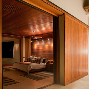 Imagen de dormitorio principal, contemporáneo, grande, sin chimenea, con paredes blancas y suelo de cemento