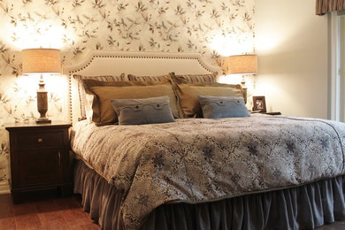 トロントにある中くらいなトランジショナルスタイルのおしゃれな主寝室 (白い壁、コルクフローリング、茶色い床) のレイアウト