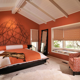 Diseño de dormitorio principal, tradicional renovado, grande, con parades naranjas y moqueta