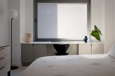 Imagen de habitación de invitados moderna pequeña con paredes blancas, suelo de madera clara y suelo blanco