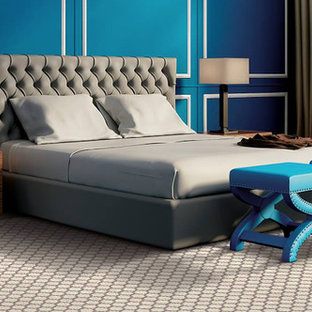Diseño de dormitorio principal, minimalista, de tamaño medio, sin chimenea, con moqueta, paredes azules y suelo multicolor