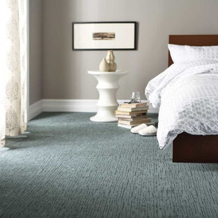 Imagen de habitación de invitados tradicional renovada, de tamaño medio, con suelo azul, paredes beige y moqueta