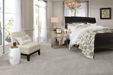 Ejemplo de dormitorio principal clásico con moqueta y suelo gris