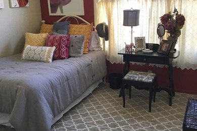 オレンジカウンティにある小さなトランジショナルスタイルのおしゃれな客用寝室 (カーペット敷き、グレーの床、赤い壁、暖炉なし)