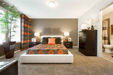 Modelo de dormitorio principal contemporáneo de tamaño medio sin chimenea con paredes marrones, moqueta y suelo marrón