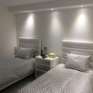Foto de dormitorio actual, de tamaño medio, con paredes blancas, suelo de mármol y suelo gris