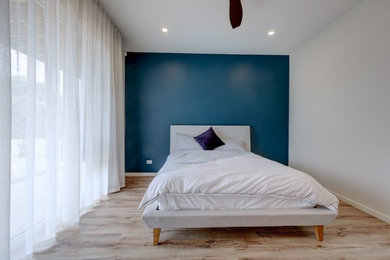 アデレードにある広いコンテンポラリースタイルのおしゃれな寝室のレイアウト
