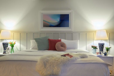 Diseño de habitación de invitados costera grande con paredes grises y moqueta