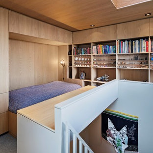 Ejemplo de dormitorio tipo loft, minimalista, pequeño, con moqueta y suelo gris