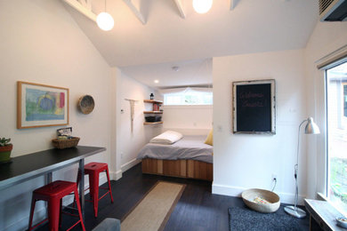 ポートランドにある中くらいなトランジショナルスタイルのおしゃれな客用寝室 (白い壁、濃色無垢フローリング、暖炉なし、茶色い床)