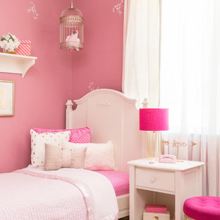 Imagen de habitación de invitados grande, sin chimenea, con paredes rosas y moqueta
