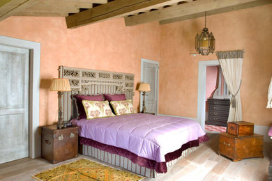 フィレンツェにあるカントリー風のおしゃれな寝室 (無垢フローリング) のレイアウト