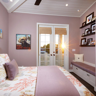 Imagen de dormitorio exótico, pequeño, con paredes púrpuras y suelo de madera oscura