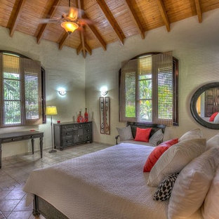 Foto de dormitorio principal, tropical, extra grande, con paredes blancas, suelo de travertino y suelo multicolor