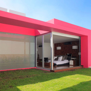 Ejemplo de dormitorio principal, contemporáneo, grande, con paredes blancas, suelo de madera pintada y marco de chimenea de madera