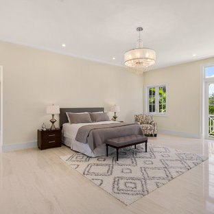Großes Klassisches Hauptschlafzimmer mit beiger Wandfarbe, Porzellan-Bodenfliesen und beigem Boden in Miami