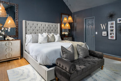Foto de dormitorio principal minimalista grande sin chimenea con paredes grises, suelo de madera clara y suelo beige
