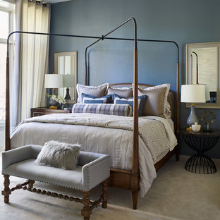 Foto de dormitorio principal, tradicional renovado, grande, con paredes azules, moqueta y suelo beige