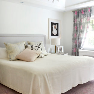 Imagen de dormitorio principal, tradicional renovado, de tamaño medio, con paredes blancas, moqueta y suelo violeta